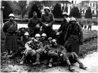 Junkeři 1. pluku na jejich prvním válečném tažení v oblasti Banja Kovylača