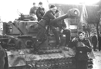 9. SS Panzer Division Hohenstaufen
Panzer IV Ausf J z divize Hohenstaufen.

