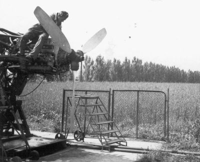 Fotografie ukazuje motorovou zkušebnu leteckých motorů - na brzdě, tak jak ji pan Jaroslav Prchal zkonstruoval

