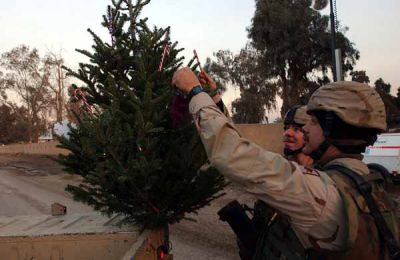 Army Spc. Brian Sumler (front) and Pvt. Justin Forman, both from Bebe, Ark., with Headquarters Company, 39th Brigade Combat Team, 1st Cavalry Division, place candy canes on a real Christmas tree in Camp Taji, Iraq. Photo by Cpl. Benjamin Cossel, USA 
Zdroj: defense.gov
