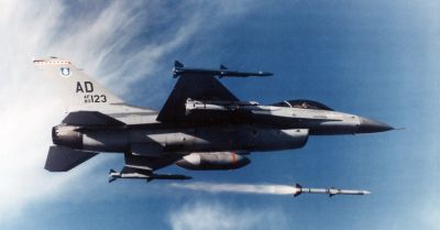 Odpálení AIM-120A AMRAAM z letounu F-16