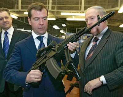 AK-200
Prezident Medveděv s prototypem pušky AK-200
Klíčová slova: ak-200
