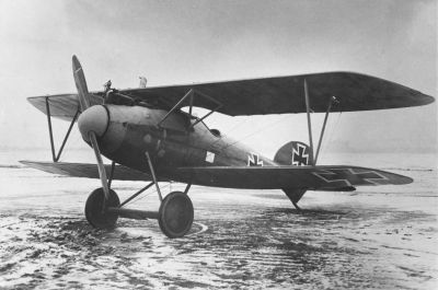 Srpen 1916: Německá stíhací letadla Albatros D.I se dvěma synchronizovanými kulomety Spandau MG 08 opět zvrátila situaci ve vzduchu