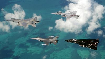  Slavná čtveřice amerických stíhačů 80. let: v čele formace F-15 Eagle, za ním F-16 Fighting Falcon a F/A-18 Hornet, formaci uzavírá F-14 Tomcat 