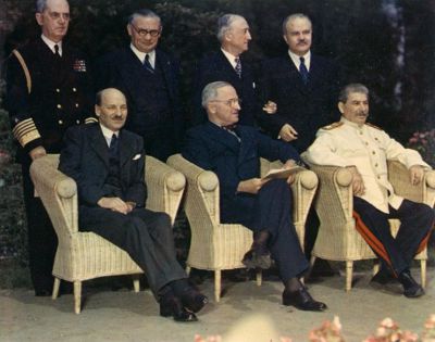  Zástupcí velmocí na Postupimské konferenci (sedící zleva: Clement Attlee, Harry Truman, Josef Stalin)