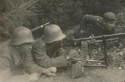 Českoslovenští vojáci s kulometem Darne vz. 22 při výcviku