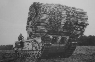 Tank Churchill s nosičem dřevěných hatí Fascine