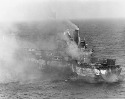 Nákladní loď Atlantic Conveyor hořící po zásahu 25. května 1982
