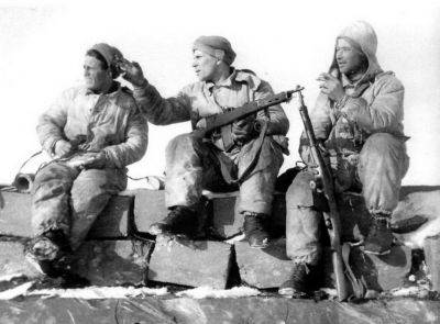 Finští vojáci s ukořistěnými automatickými puškami Fjodorov