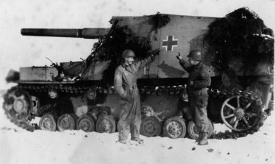 Členové osádky vozidla Hummel u svého obrněnce na východní frontě