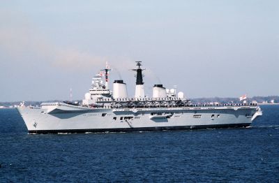 Britská letadlová loď HMS Invincible s letouny Sea Harrier a vrtulníky
