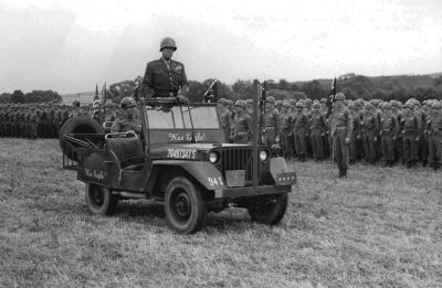 Legendární generál Patton na přehlídce ve speciálně upraveném džípu, který byl opatřen i řezačem drátů