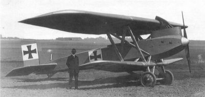 Inženýr Franz Brandenburg před letounem Junkers J.I v provedení se staršími výfuky skloněnými dozadu