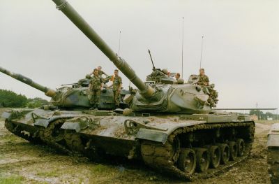 Odpočívající členové osádek dvou tanků M60 americké armády