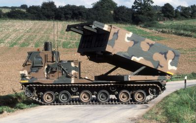 Raketomet M270 MLRS ve střelecké pozici