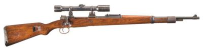 Odstřelovačská varianta pušky Mauser 98k s dalekohledem