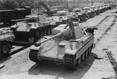 Nově vyrobené tanky Panther míří do pekla východní fronty