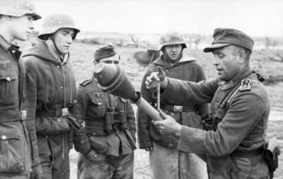 Německý poddůstojník vysvětluje vojákům zacházení s Panzerfaustem
