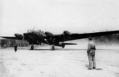 Dálkový bombardér Pe-8 při testech chemických rozprašovačů VAP-500