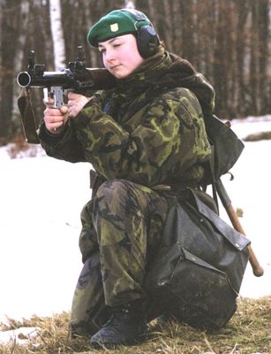 Příslušnice Armády ČR při výcviku se zbraní RPG-7V