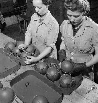 Hromadnou výrobu „lepivých bomb“ zajišťovaly většinou ženy