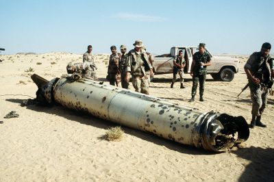 Američtí vojáci zkoumají zbytky sestřelené irácké rakety