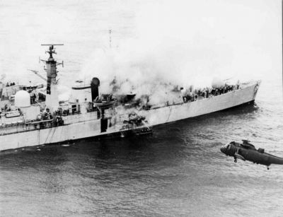 Požár torpédoborce HMS Sheffield, zasaženého 4. května 1982