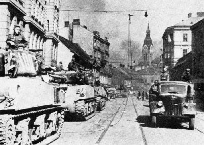 Sovětské tanky americké výroby M4 Sherman v Křenové ulici v Brně v dubnu 1945