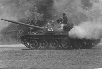 Tank T-62 sovětské armády někde ve východní části Berlína