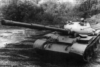 Sovětský tank T-62 předvádí svou terénní průchodnost