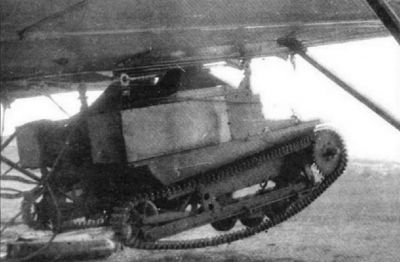 Tančík T-27 zavěšený pod bombardérem TB-1
