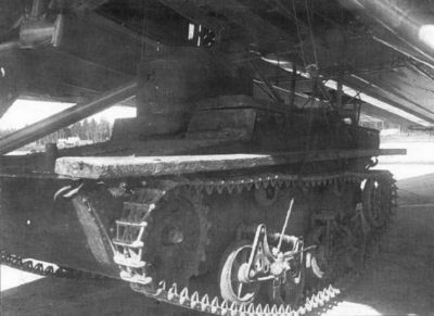Plovoucí tank T-37A v závěsu pod letounem TB-3