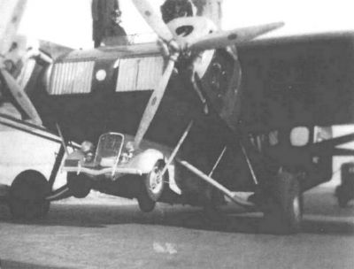 Americký letoun UB-20 se zavěšeným vozem