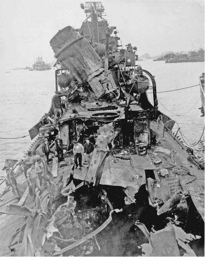 USS Newcomb (DD-586) po útoku několika kamikaze
