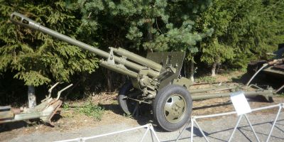 Krásně zachovaný 76,2mm kanon ZiS-3 ve vojenském muzeu ve Vyškově