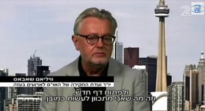 prof. Schabas ve vysílání izraelského programu Channel 2. V pozadí torontská CN Tower
