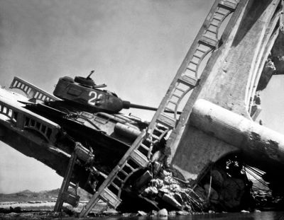 T-34/85 na mostu zničeném náletem spojeneckých letadel za Korejské války