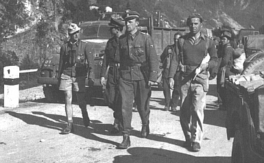 24. Waffen Gebirgs Division der SS Karstjäger
Důstojníci Leibstandarte a Der Führer přidělení k 24. Waffen Gebirgs Division se vzdávají Britům v Itálii, květen 1945.
