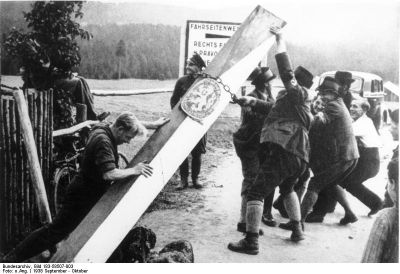 Bundesarchiv Bild 183-58507-0032C Besetzung des Sudetenlands2C Grenzpfahl
