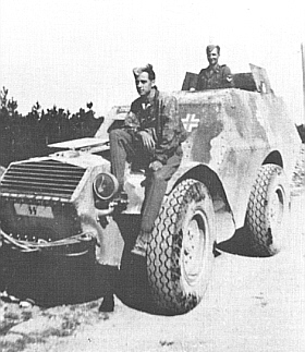 Vojáci divize Reichsführer SS v Itálii s ukořistěným italským obrněným autem AS 37.