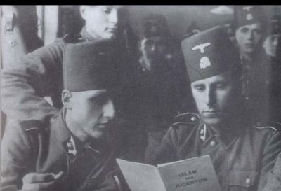 Příslušníci divize čtou antisemitskou knihu „Islám a židovství“.
