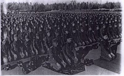 Vojáci divize při modlitbě.