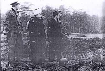 13. Waffen Gebirgs Division der SS Handschar (kroatische Nr. 1)
Muslimský duchovní vůdce a velitel divize při inspekci divize.
