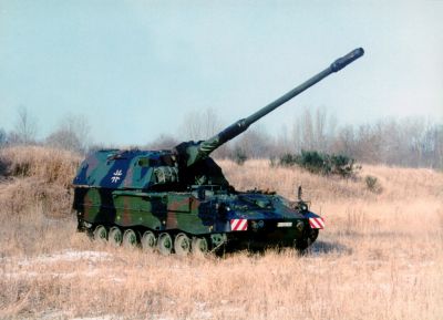 Panzerhaubitze 2000 (zkráceně PzH 2000)

