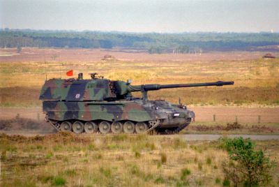 Panzerhaubitze 2000 (zkráceně PzH 2000)
