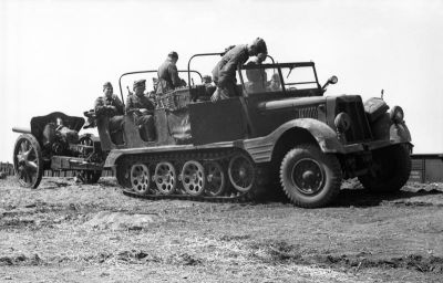 SdKfz 11
Německé kolopásové vojenské vozidlo používané během druhé světové války.
Klíčová slova: SdKfz hakl německo kolopás ww2