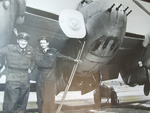 Fotografie ukazuje Hugo Maroma u letounu Mosquito, je to ten udělaný chlapík vlevo
Zdroj: postbellum.cz
Licence: viz stránky projektu
Klíčová slova: hugo_marom