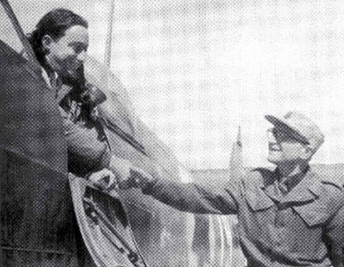 Letiště Hatzor, leden-únor 1949, Spitfire „bílá 19“ (2019)
V kabině Sandy Jacobs, rukou mu potřásá Yaakov Dori, první izraelský Náčelník štábu izraelských obranných sil - Hagany. 

