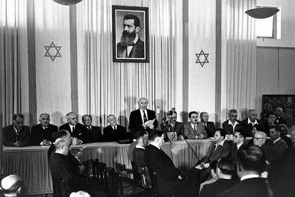 Přednáškový stát muzea v Tel-Avivu. Ben Gurion právě vyhlašuje nezávislost nového státu.
Autor: Rudi Weissenstein (1910–1992) 
Zdroj: mfa.gov.il
Licence: public domain
Klíčová slova: gurion