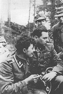 28. SS Freiwilligen Panzer Grenadier Division Wallonien
Leon Degrelle a vojáci divize v Pomořanech, 9. března 1945.
